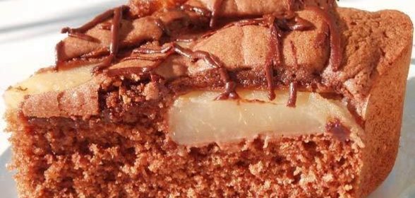 Шоколадный пирог с грушей