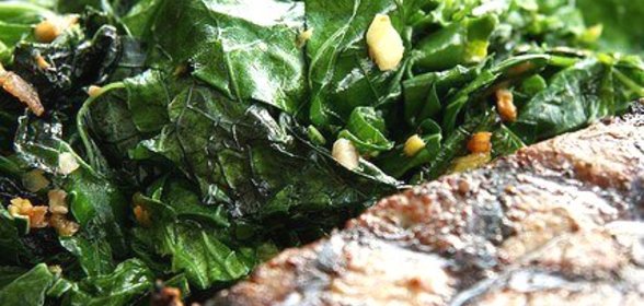 Жареная листовая капуста с луком и кунжутным маслом