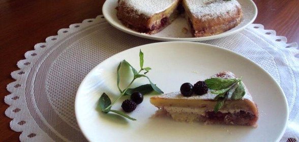 Кукурузный пирог с вишнями в мультиварке