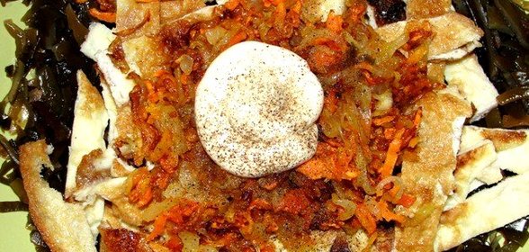 Теплый салат из морской капусты с омлетом