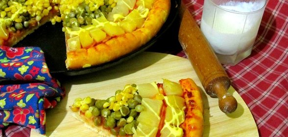 Пицца с ананасами