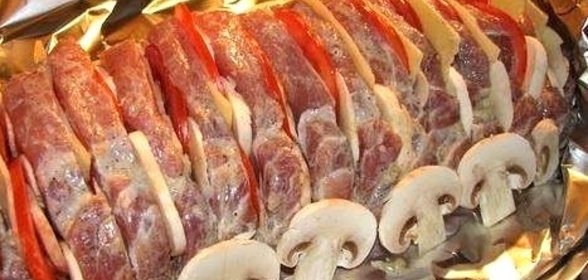 Мясо, фаршированное сыром и помидорами