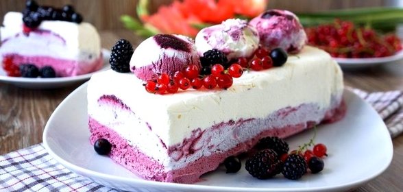 Мороженое из маскарпоне и черной смородины