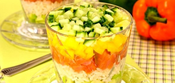 Салат с семгой, авокадо и рисом