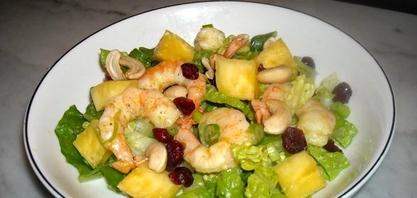 Простой салат с ананасами