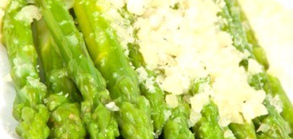 Спаржа с оливковым маслом и пармезаном
