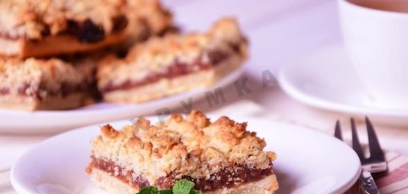 Песочный пирог с финиками и орехами