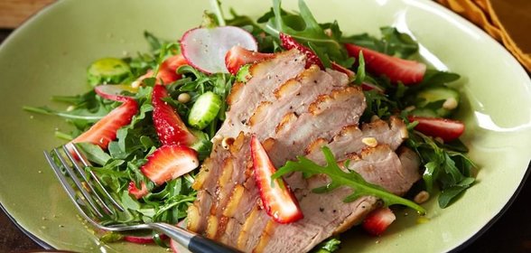 Салат из рукколы с утиной грудкой и клубникой