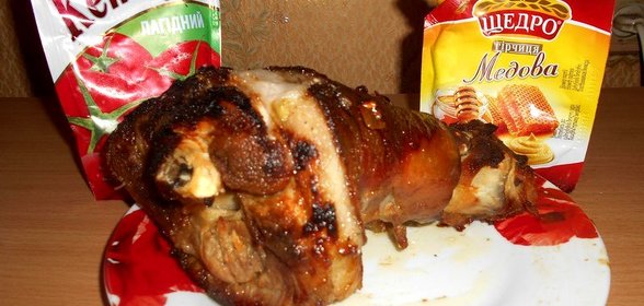 Свиная рулька под соусом из меда с горчицей