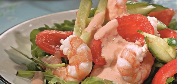 Салат из креветок с томатным майонезом