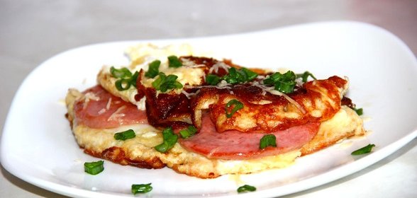 Сырный омлет с колбасой