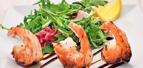 Теплый салат из креветок с хересной заправкой