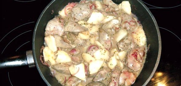 Куриная печень тушеная с яблоком и белым вином