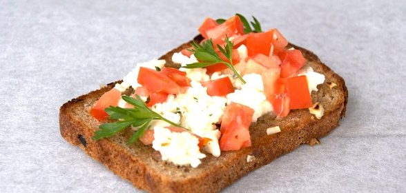 Брускетта с черным хлебом и песто