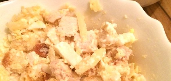 Салат из курицы с сыром и сухариками