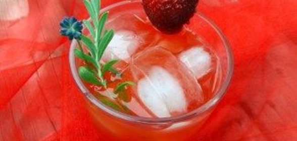 Клубнично-лавандовый лимонад