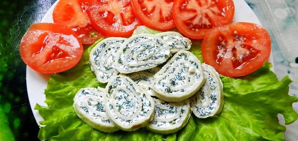 Творожные рулетики с чесноком и зеленью