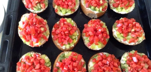 Горячие бутерброды с творожным сыром, песто и овощами