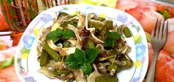 Салат со свиными ушками