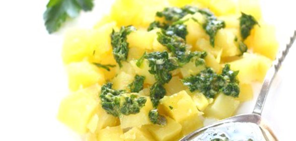 Картофель с зеленой сальсой
