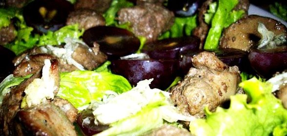 Салат с виноградом и куриной печенью