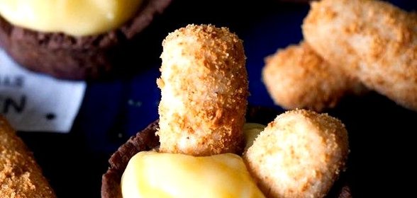 Палочки в чашечках с ванильным кремом