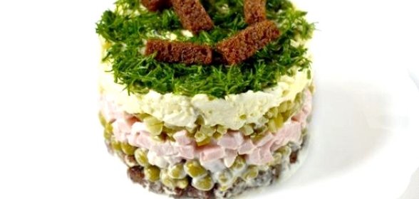Салат с сухариками и ветчиной
