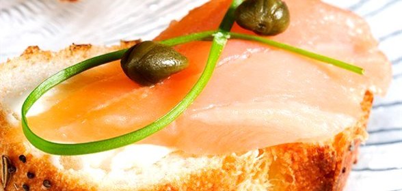 Копченый лосось с коньячно-тминным майонезом на тостах из французского хлеба