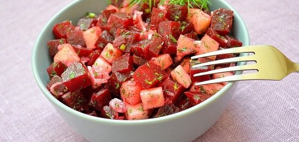 Салат со свеклой и зеленым яблоком