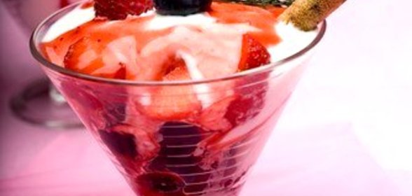 Салат из винограда с клюквой, клубникой и смородиной