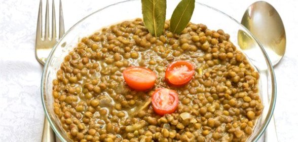 Чечевица с маслом, томатом и луком