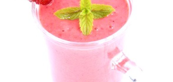 Ягодный смузи с яблочным соком