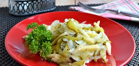 Салат из маринованных огурцов и яблок