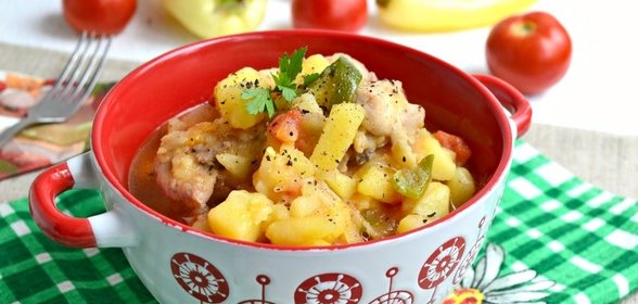Картофель тушеный с курицей в соусе из сладкого перца и помидоров