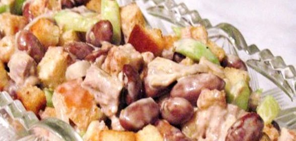 Фасолевый салат с сухариками