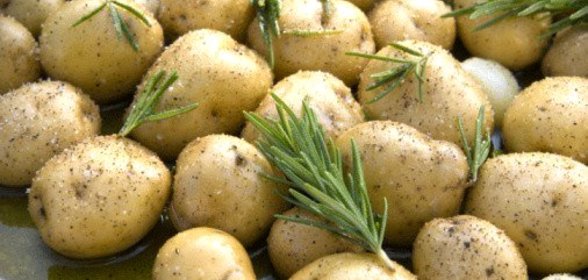 Печеный молодой картофель с розмарином и чесноком