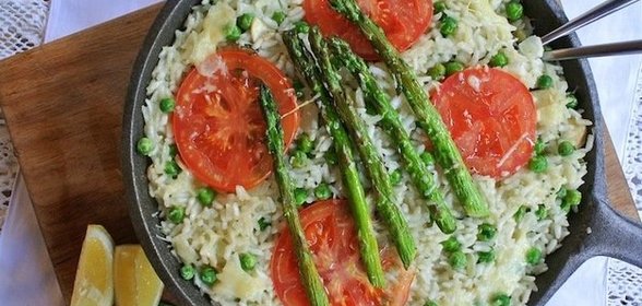 Запеченное ризотто с помидорами и спаржей