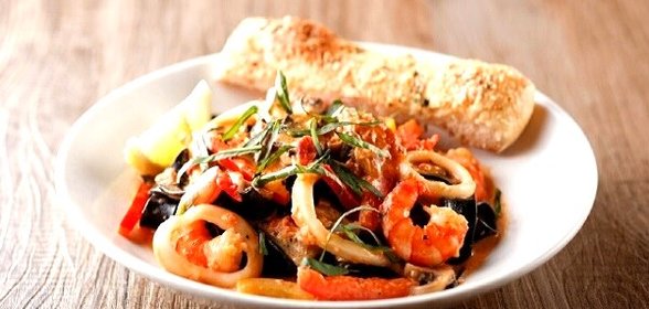 Морской коктейль, жареный с чесноком