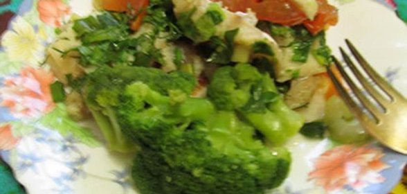 Диетический морской окунь, запеченный с овощами