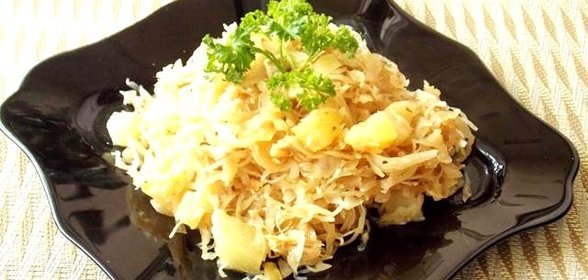Капуста тушеная с ананасами и курицей