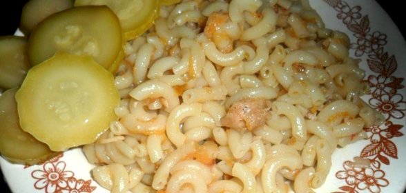 Макароны с овощами и тушенкой