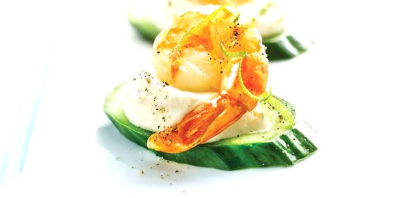 Канапе с креветками и огурцом