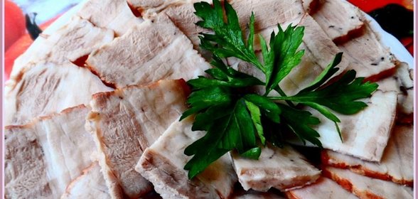 Свиная грудинка в луковой шелухе.