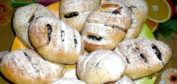 Пирожки с виноградом и орехами