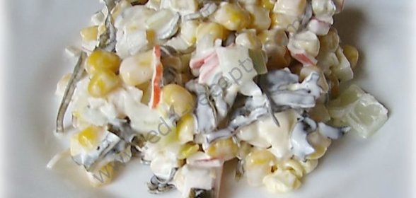 Салат из морской капусты с крабовыми палочками и яйцом