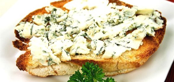 Тосты с пармезаном, голубым сыром и зеленым луком