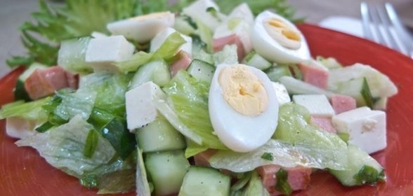 Салат с жареной колбасой и яйцом