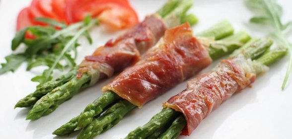 Закуска из спаржи и сыровяленого мяса