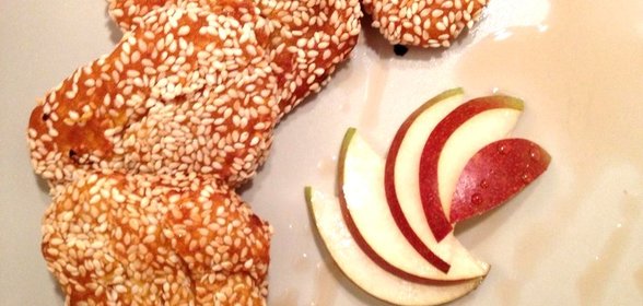 Тыква с медом в кунжуте, сервированная грушей и кленовым сиропом