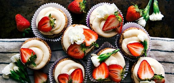 Капкейки с клубникой и сливочным сыром